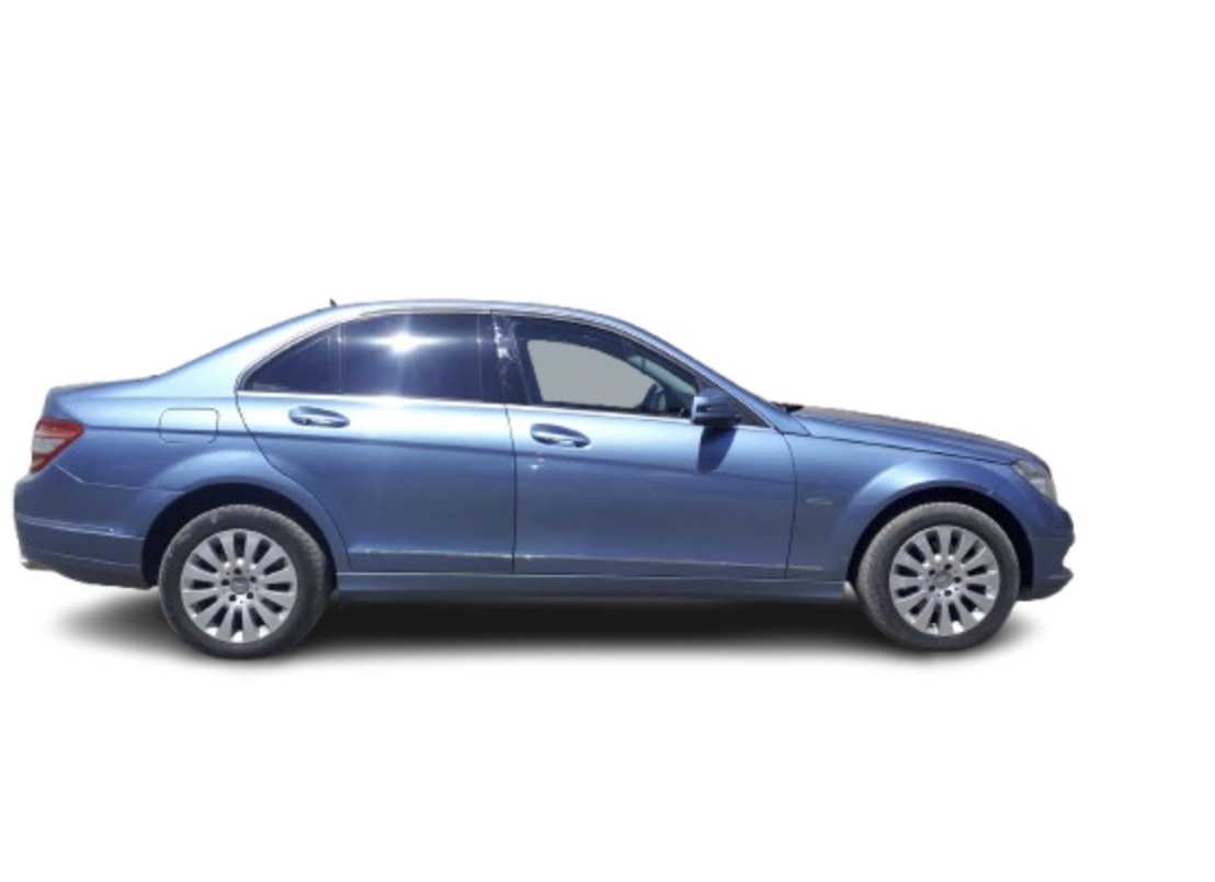 Mercedes W204 — PO montażu lift kitu 30 mm (przód + tył) Mercedes W204 po montażu aluminiowych podkładek 30 mm (przód i tył)