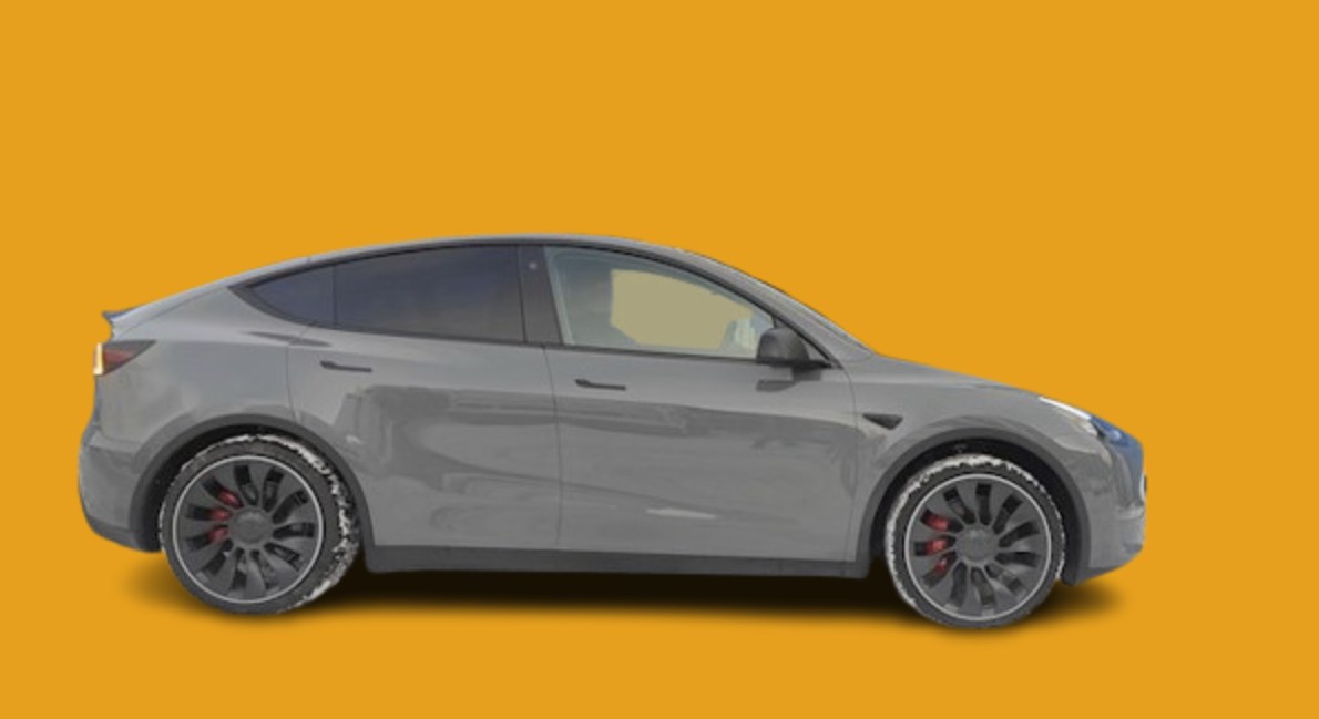 Tesla Model Y — PO montażu (widok z przodu) Tesla Model Y po montażu aluminiowych podkładek 20 mm — przód
